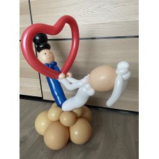 Ballonfiguur Viering Trouwen/huwelijk Bruidspaar op voet met bloemen