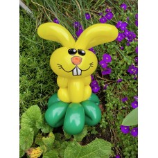 Ballonfiguur Konijn op gele voet 
