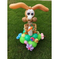 Ballonfiguur Viering Paashaas op bloemenveld Ballonfiguur Viering Paashaas op bloemenveld